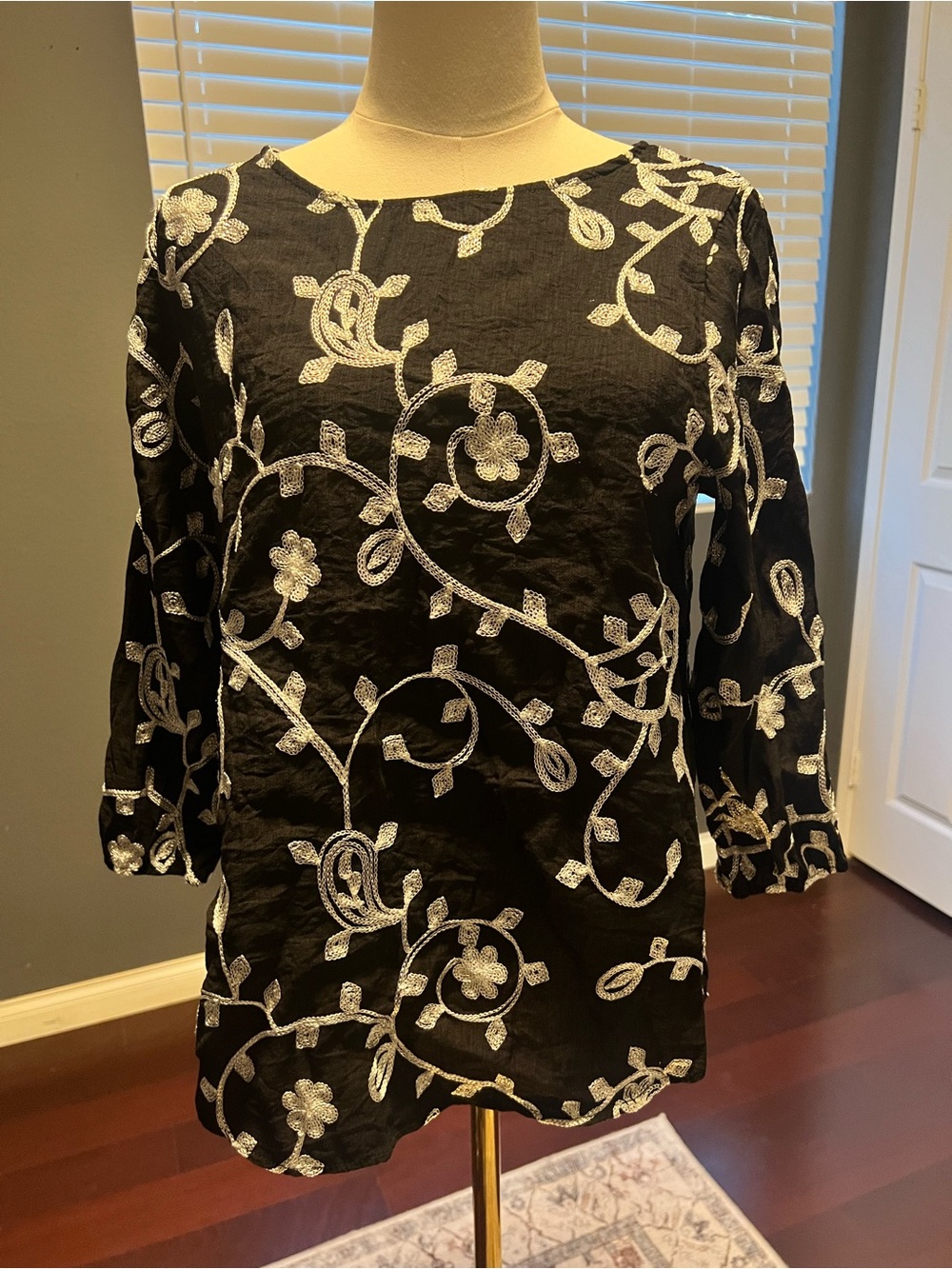 Kindred Women’s Black Embroidered Floral Tunic Blouse. Size M